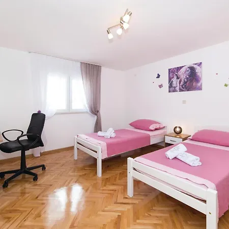Holiday home Awesome In Kastel Gomilica With Kitchen