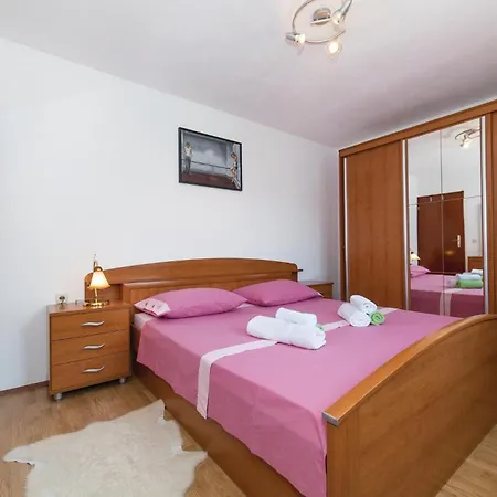 Awesome In Kastel Gomilica With Kitchen Holiday home